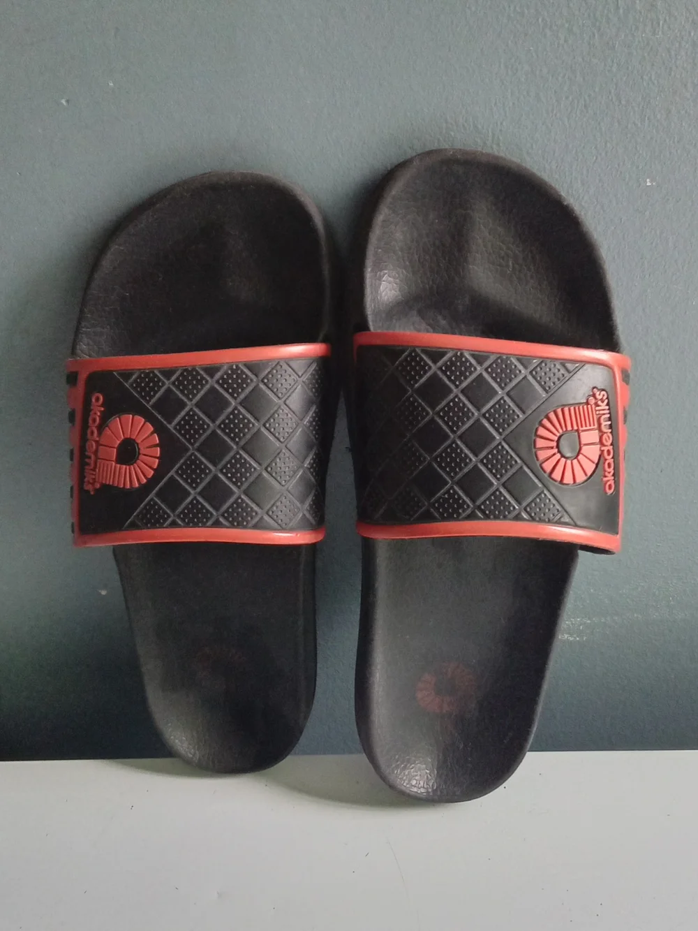 Akademiks Mens Black Red Athletic Slide Sandals Comfort Sport Slides Size 11-12